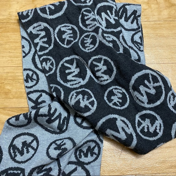 Micheal Kors scarf - Picture 3 of 3